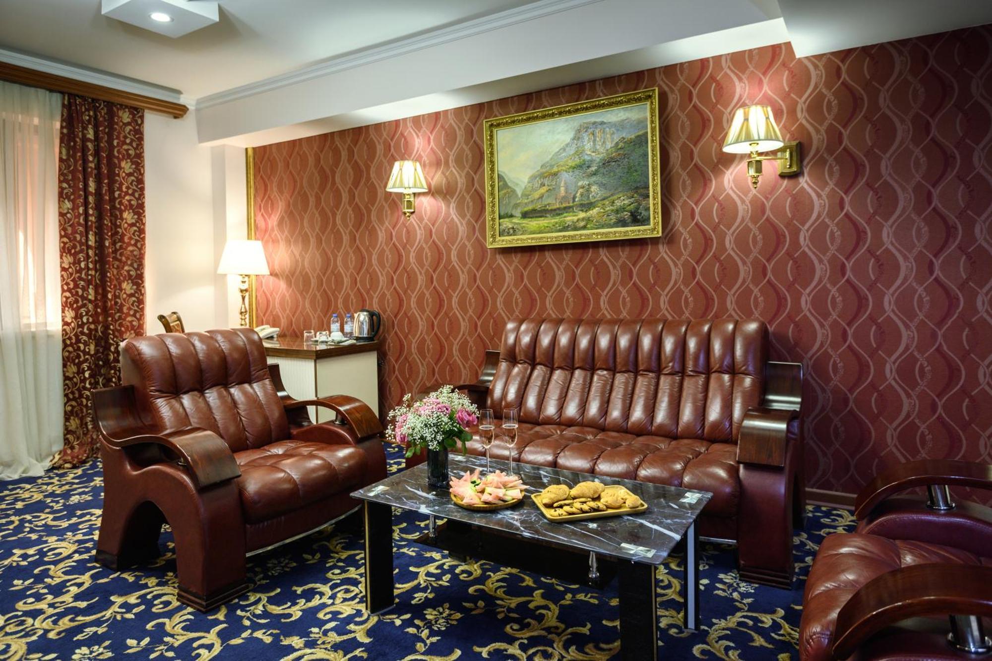 Royal Plaza By Stellar Hotels, Erevan Exterior foto