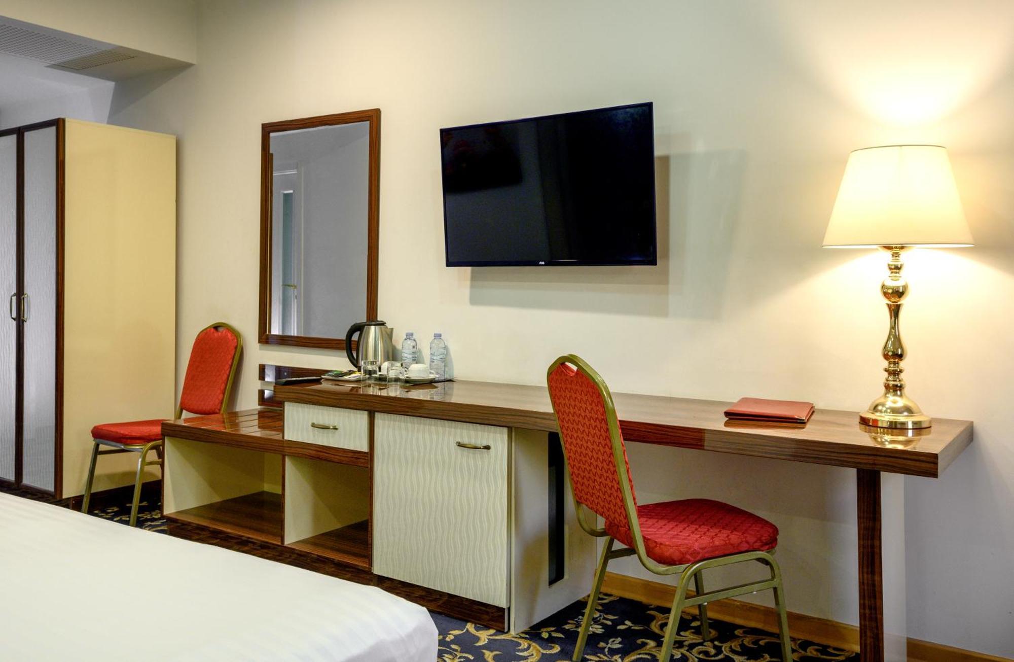 Royal Plaza By Stellar Hotels, Erevan Exterior foto